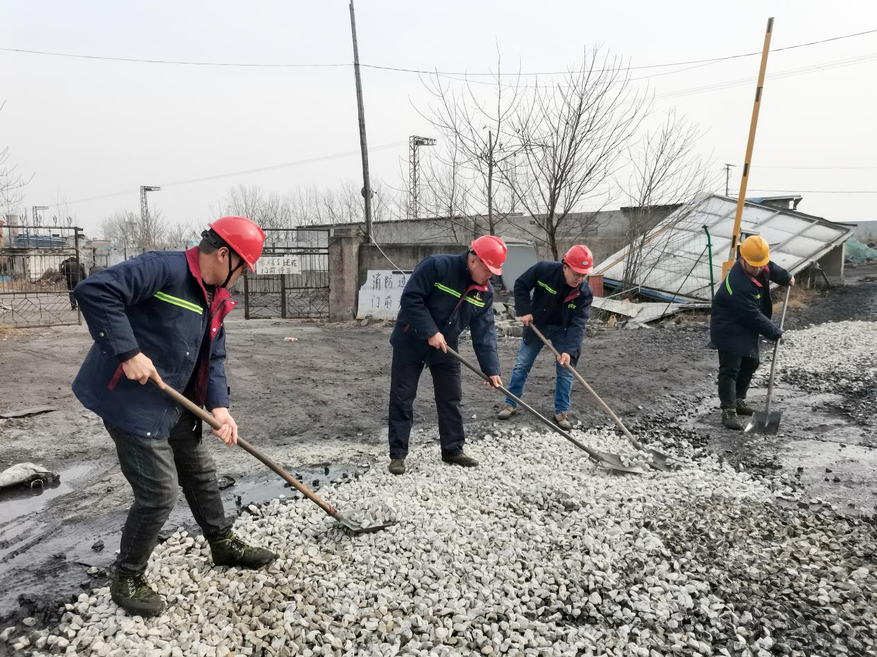 徐州港務(wù)集團(tuán)基層黨組織開(kāi)展“服務(wù)群眾，黨員在行動(dòng)”主題活動(dòng)
