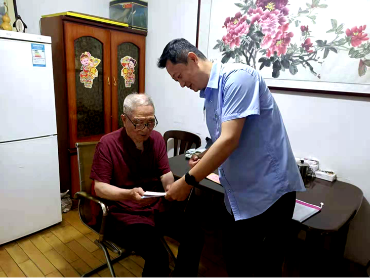 公交集團(tuán)開展“七一”走訪慰問