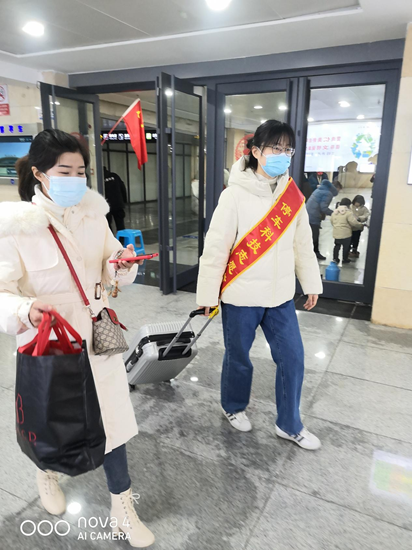 節(jié)日中的一抹“志愿紅”——高鐵東站東西廣場地下停車場志愿者