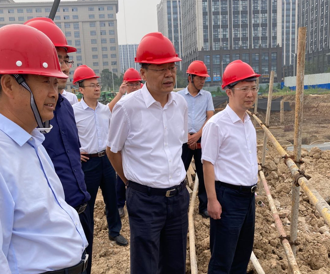 市交通控股集團董事長賈泉涌調(diào)度地下停車場工程建設(shè)