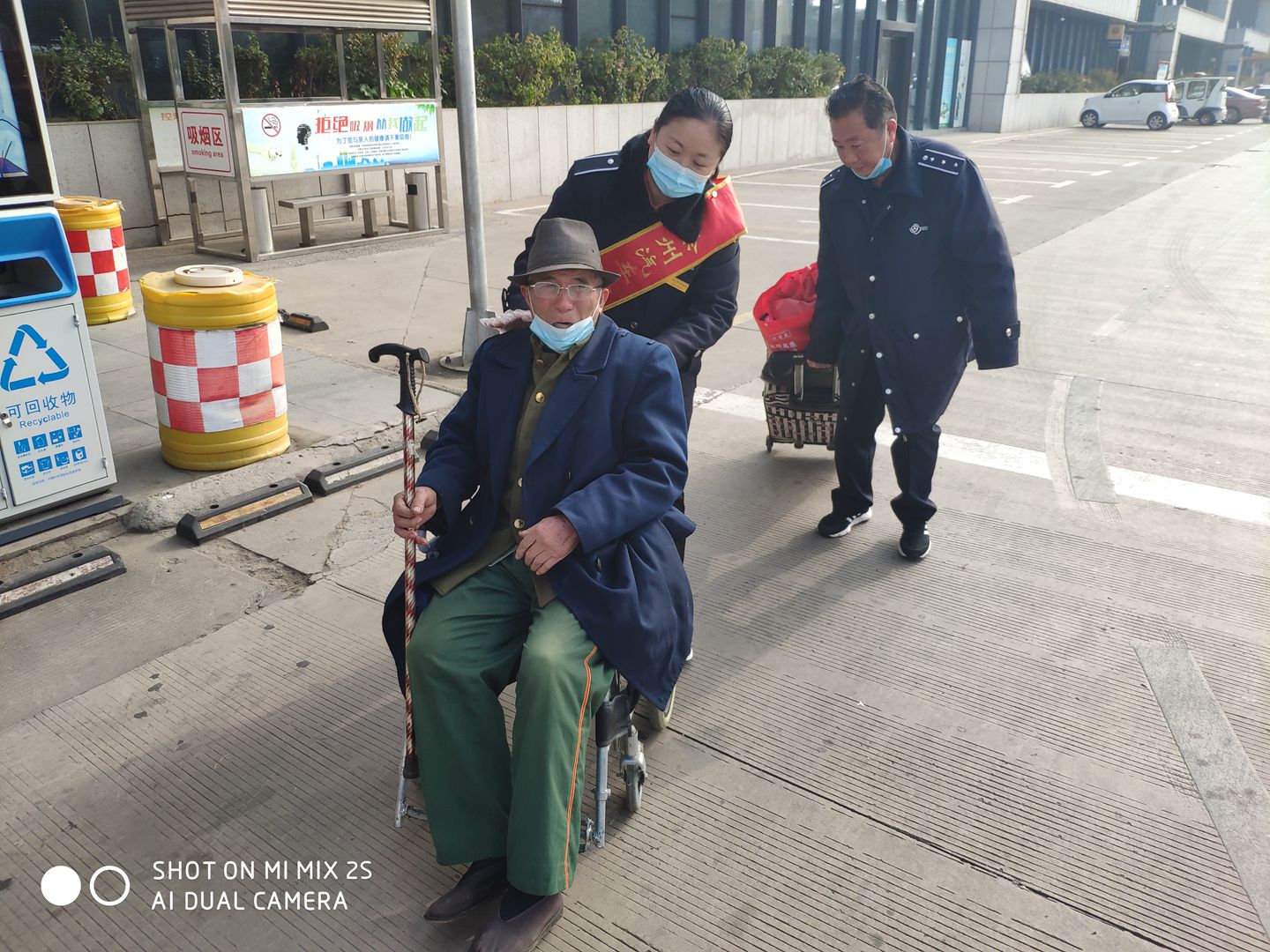 暖心服務(wù) 徐州汽車南站“好人緣”服務(wù)班幫老人接駁轉(zhuǎn)乘