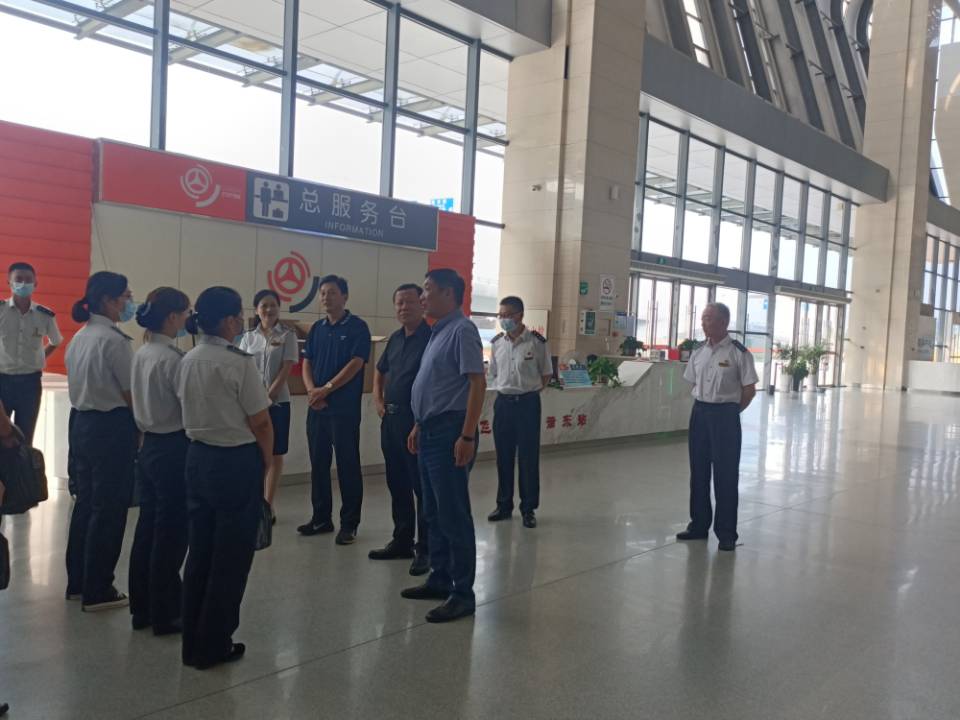 市交通控股集團(tuán)總經(jīng)理吳昊赴汽車客運(yùn)東站慰問(wèn)一線職工